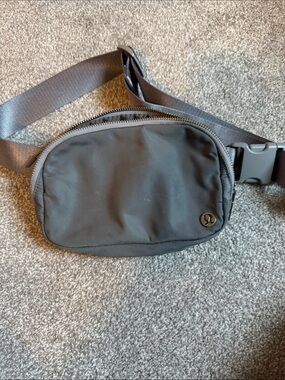 lululemon athletica dark grey Everywhere Belt Bag